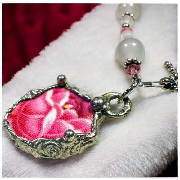 Vintage Pink Rose Quartz Bracelet W/ Upcycled Broken China Charm & 925 Toggle - Picture 3 of 15
